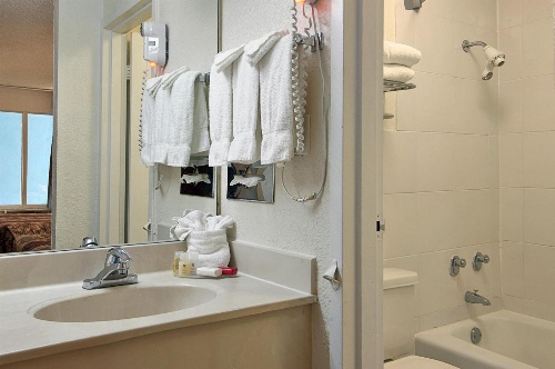 Ramada by Wyndham Fort Lauderdale Airport/Cruise Port image 3